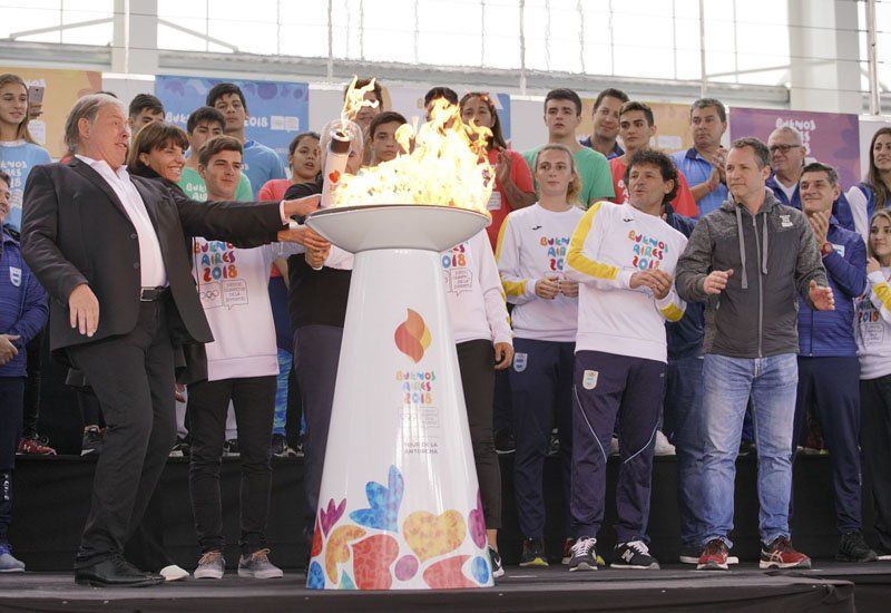 Gerardo Werthein, Horacio Rodríguez Larreta y atletas Olímpicos junto a atletas juveniles se están preparando para los Juegos Olímpicos de la Juventud y participaron de la ceremonia de encendido de la llama Olímpica.