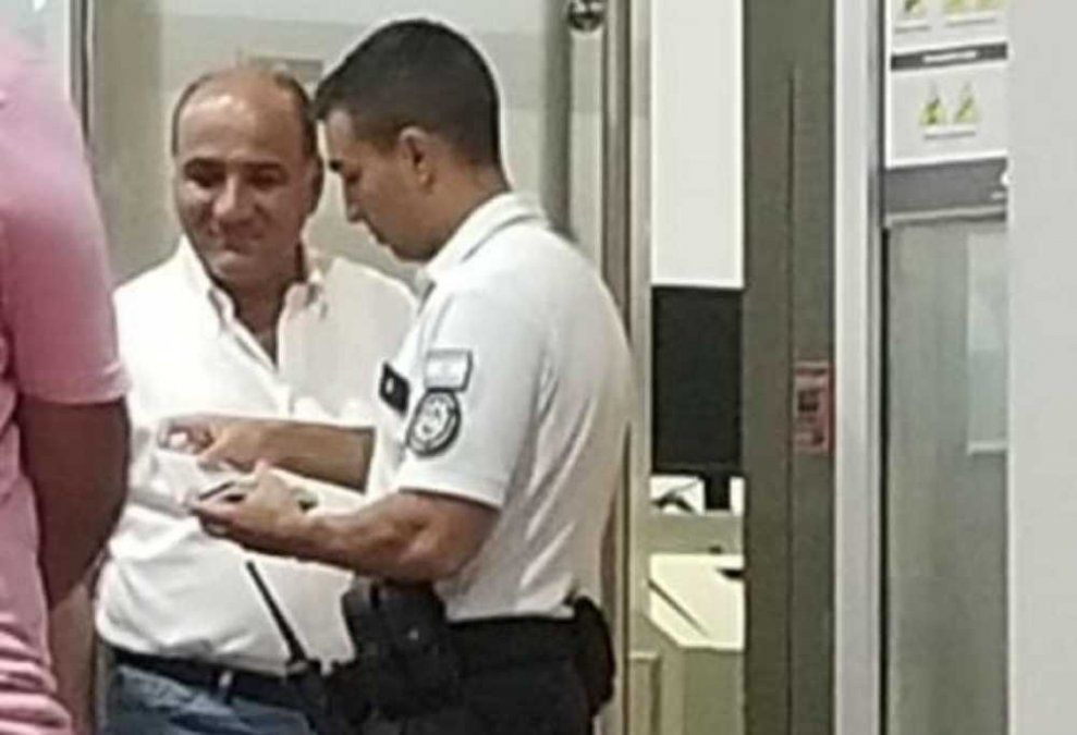 El gobernador Manzur abordando un avión en Tucumán. Foto: www.lagaceta.com.ar.