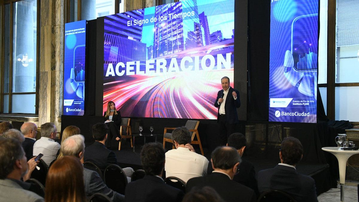 El Banco Ciudad organizó un seminario orientado a los emprendedores y a las PYMES para analizar la marcha del consumo y las nuevas generaciones. Imagen del Panel de Guillermo Oliveto, presidente de la Consultora W y especialista en microeconomía del consumo. (Foto: Gentileza: Prensa Banco Ciudad) El Banco Ciudad organizó un seminario orientado a los emprendedores y a las PYMES para analizar la marcha del consumo y las nuevas generaciones. Imagen del Panel de Guillermo Oliveto, presidente de la Consultora W y especialista en microeconomía del consumo. (Foto: Gentileza: Prensa Banco Ciudad)