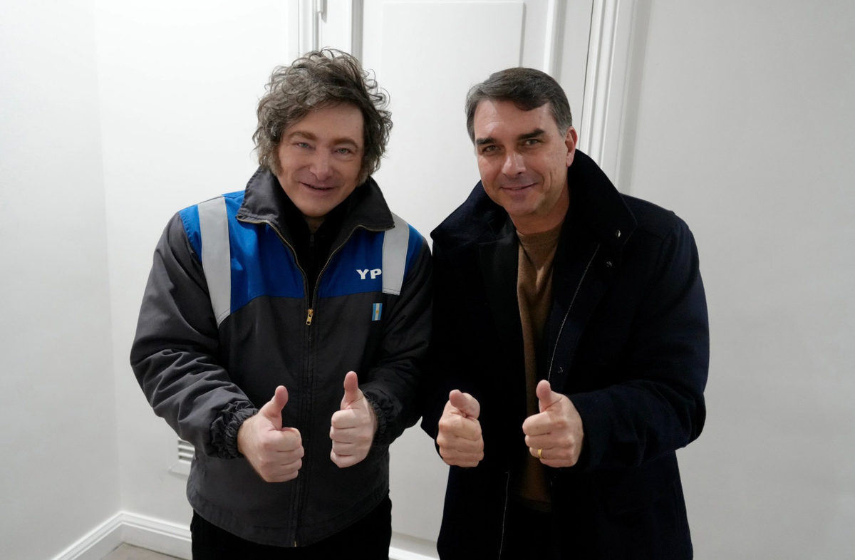Javier Milei y Flávio Bolsonaro. Javier Milei y Flávio Bolsonaro.