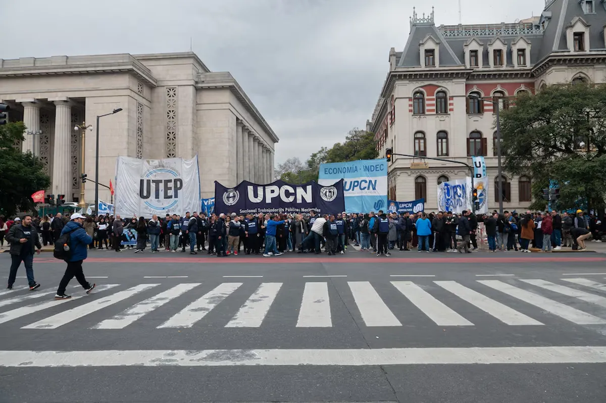 Marcha CGT al Ministerio de Economía por endeudados.