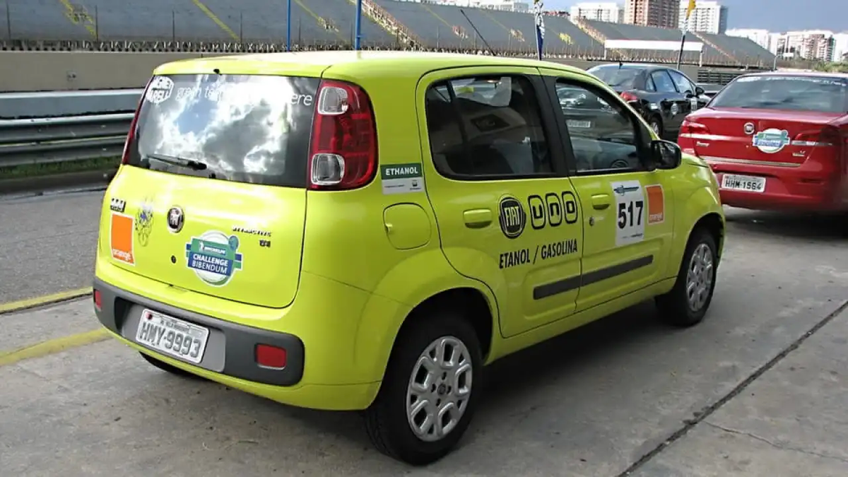 Brasil desarrolló el etanol derivado de la caña de azúcar. Los vehículos Flex -pueden andar tanto con nafta como con etanol- fue en 2003 y hoy 9 de cada 10 autos tienen motor Flex, y 12 fábricas ofrecen cerca de 90 modelos Flex por el mismo precio que el de las versiones movidas a nafta.