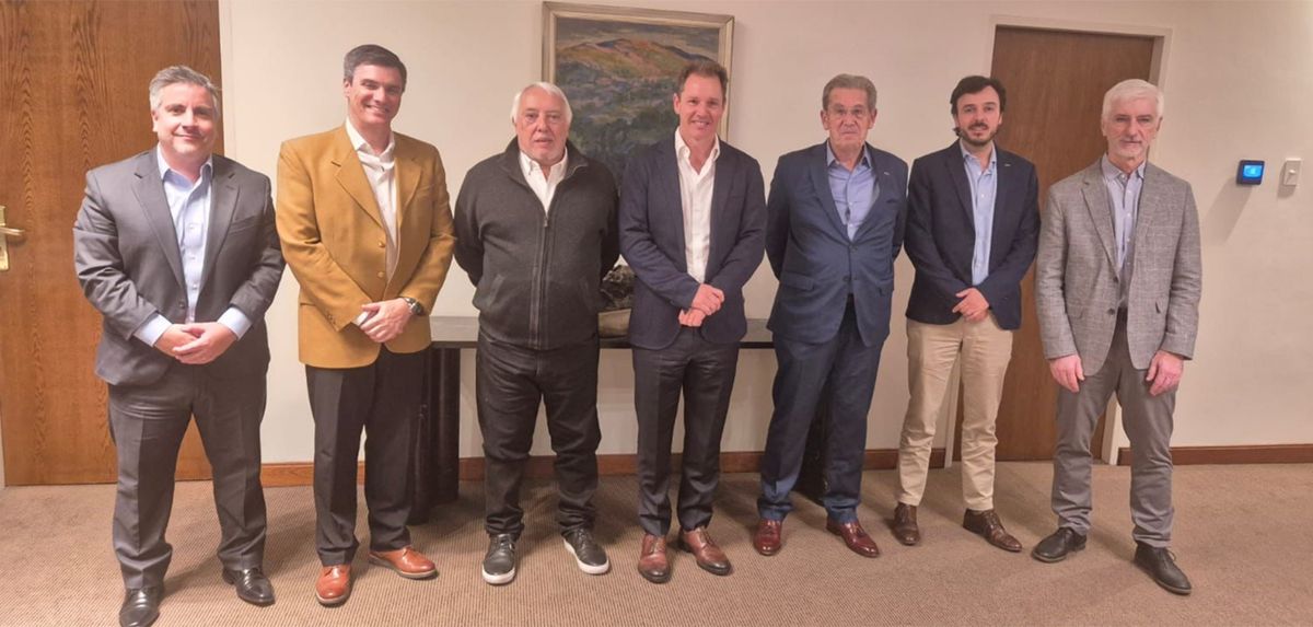 El Presidente de Banco Macro, Jorge Brito y el Titular del ACA, César Carman, junto a funcionarios de ambas entidades firmaron el acuerdo. El Presidente de Banco Macro, Jorge Brito y el Titular del ACA, César Carman, junto a funcionarios de ambas entidades firmaron el acuerdo.