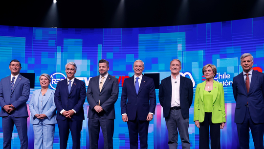 En un contexto de alta polarización y una esperada mayor afluencia de votantes debido al voto obligatorio, Chile celebra hoy domingo 16/11 sus elecciones presidenciales y parlamentarias En un contexto de alta polarización y una esperada mayor afluencia de votantes debido al voto obligatorio, Chile celebra hoy domingo 16/11 sus elecciones presidenciales y parlamentarias