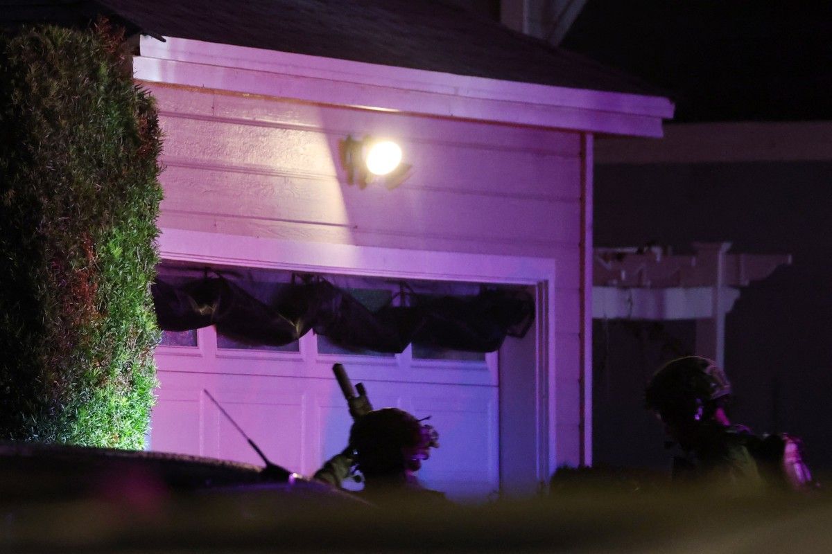 Un equipo táctico del FBI se prepara para entrar en una casa vinculada con el presunto autor del tiroteo en la cena de corresponsales de la Casa Blanca en Torrance, California, el 25 de abril de 2026. Un equipo táctico del FBI se prepara para entrar en una casa vinculada con el presunto autor del tiroteo en la cena de corresponsales de la Casa Blanca en Torrance, California, el 25 de abril de 2026.