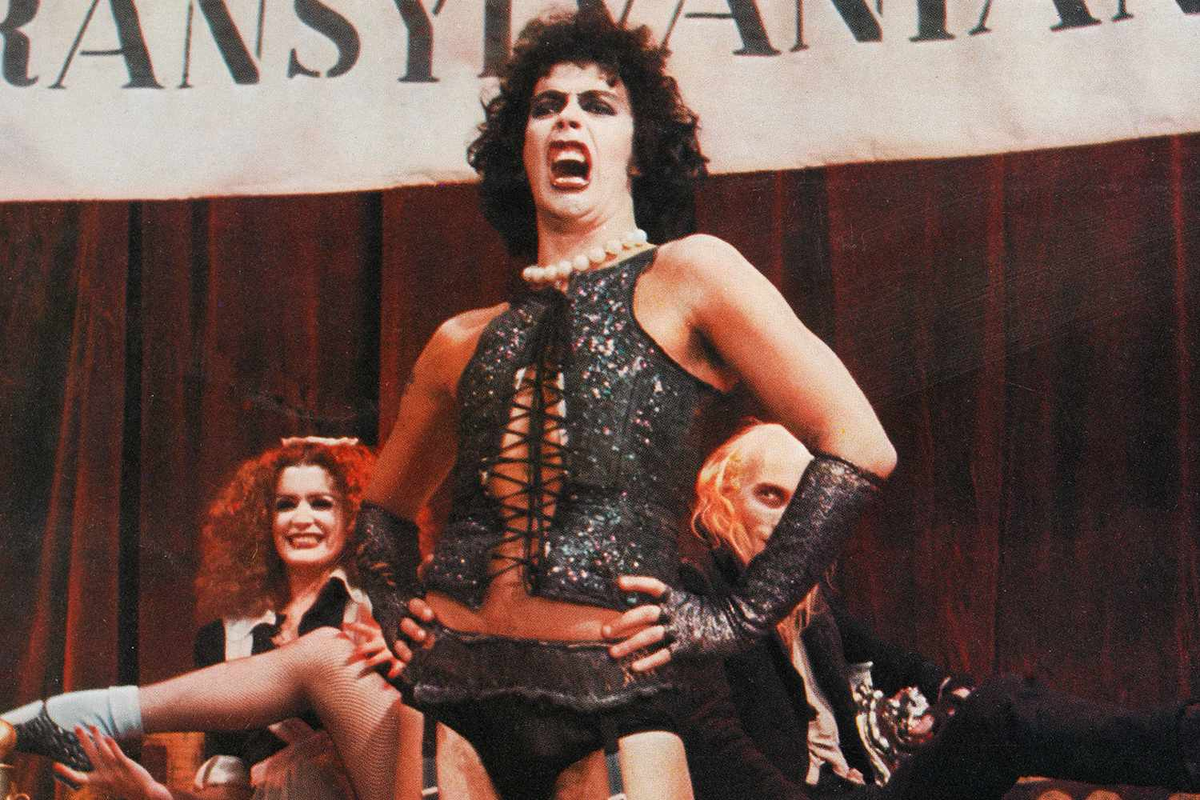 Tim Curry comenz&oacute; en el teatro brit&aacute;nico y encontr&oacute; la fama con Frank-N-Furter en El show del horror de Rocky, pel&iacute;cula que termin&oacute; convertida en un fen&oacute;meno de culto.
