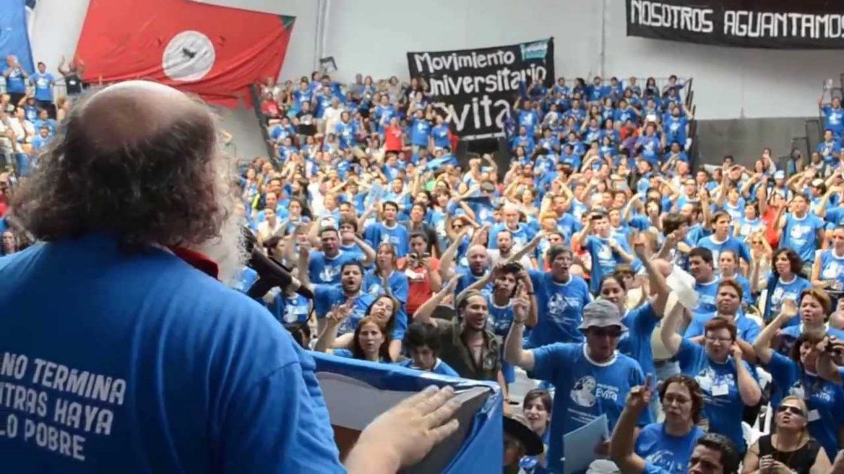 Emilio Pérsico arengando a militantes del Movimiento Evita.