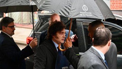 Javier Milei y Luis Caputo bajo alerta por tormenta externa e interna