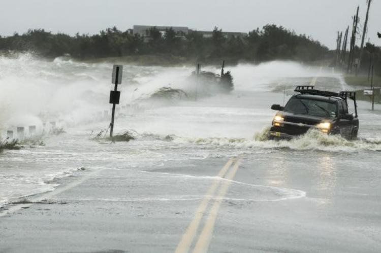 Una camioneta es arrastrada por el agua en Southampton, Nueva York (Foto: Reuters).