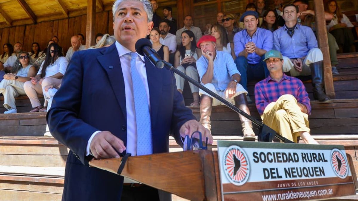 El gobernador de Neuquén, Rolando Figueroa, encabezó un acto en la Expo Rural de Junín de Los Andes, anunció becas a estudiantes y el crédito rural. El gobernador de Neuquén, Rolando Figueroa, encabezó un acto en la Expo Rural de Junín de Los Andes, anunció becas a estudiantes y el crédito rural.