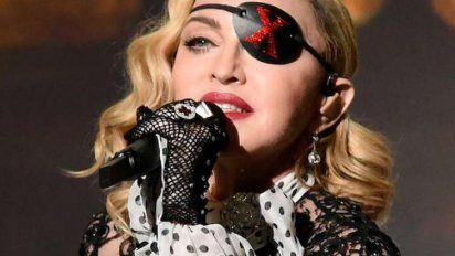 Alarma por la salud de Madonna: se mostró con bastón en un video y preocupa