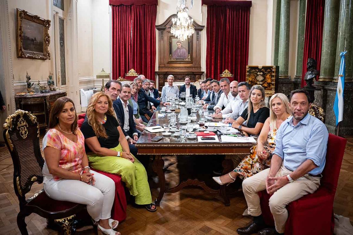 La reunión del martes 28/1 entre funcionarios oficialistas, libertarios y bloques opositores donde no estuvieron kirchneristas ni la Izquierda (Foto: HCDN)
