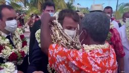 altText(A Macron casi lo ahorcan con collares en la Polinesia)}