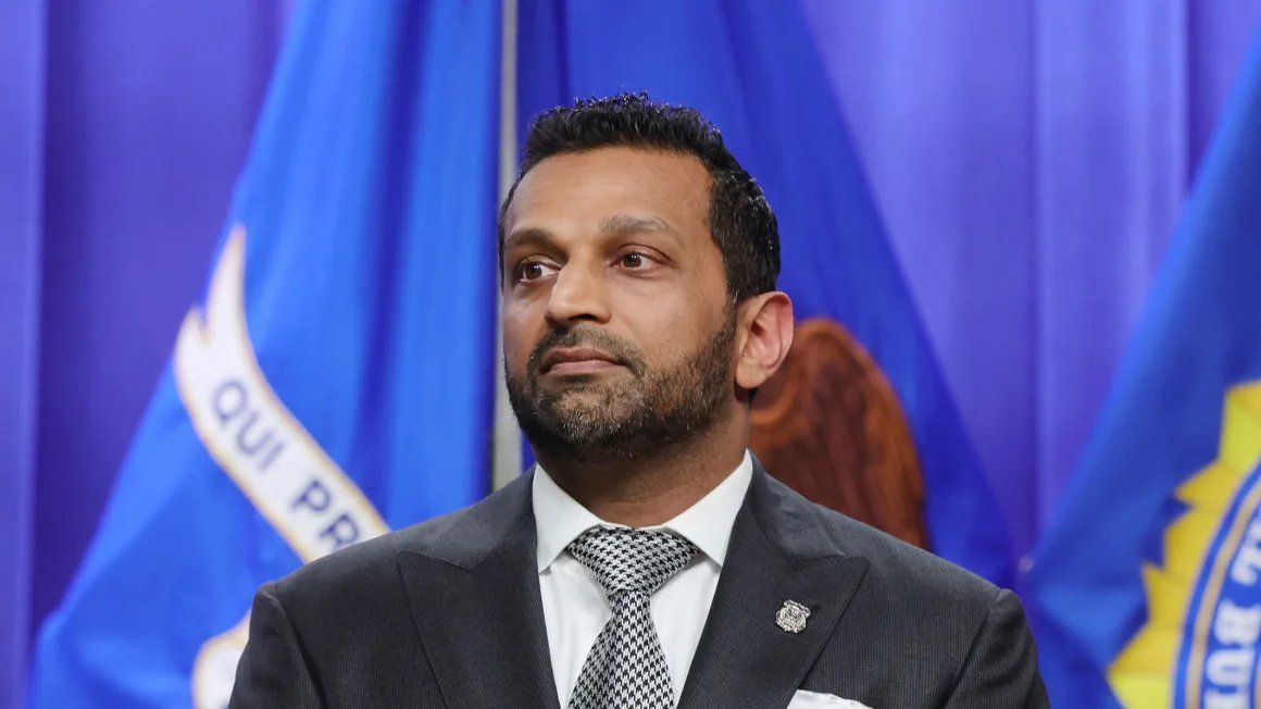 El director del FBI, Kash Patel, escucha en una conferencia de prensa en la ciudad de Washington, el 21 de abril. El director del FBI, Kash Patel, escucha en una conferencia de prensa en la ciudad de Washington, el 21 de abril.