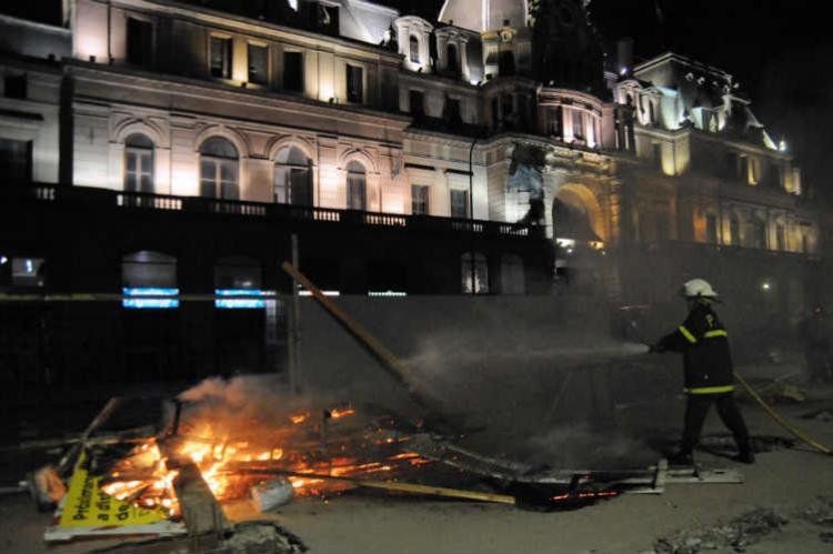 La estación de Constitución, durante los episodio de violencia ocurridos como consecuencia del paro de trenes. Foto: NA.