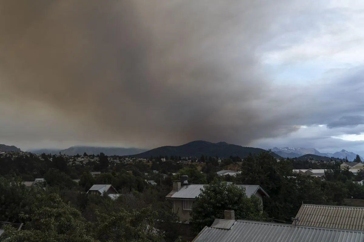 La ciudad de Bariloche amaneció hoy cubierta de humo por los incendios. La ciudad de Bariloche amaneció hoy cubierta de humo por los incendios.