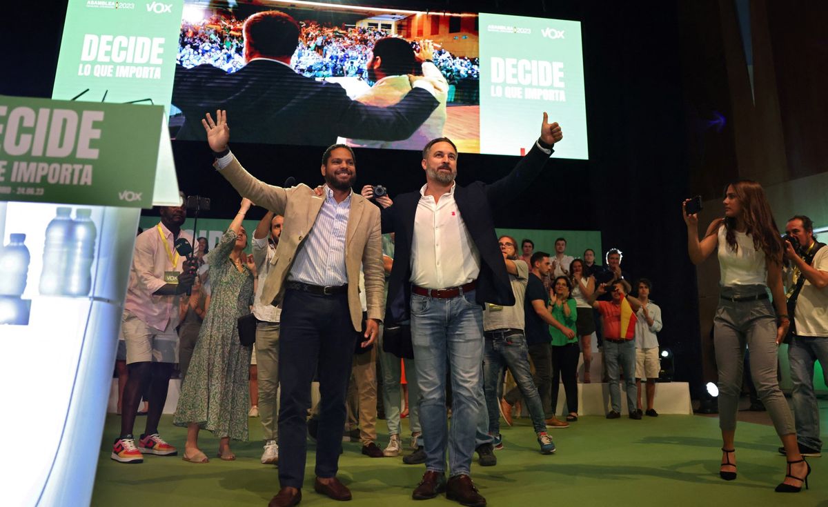 Santiago Abascal e Ignacio Garriga durante un acto electoral en Madrid en 2023. Hoy, ese vínculo vuelve a tensionarse por el debate interno en Vox sobre inmigración y “prioridad nacional”. Santiago Abascal e Ignacio Garriga durante un acto electoral en Madrid en 2023. Hoy, ese vínculo vuelve a tensionarse por el debate interno en Vox sobre inmigración y “prioridad nacional”.