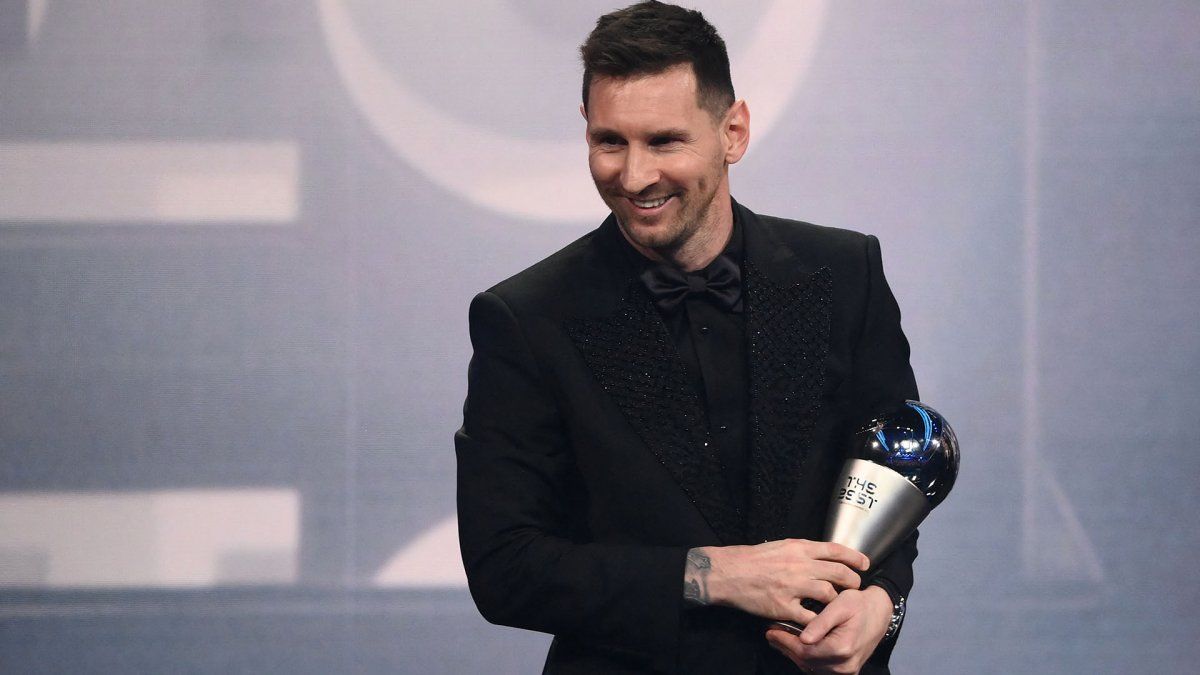 Lionel Messi y su premio The Best ganado en 2023.