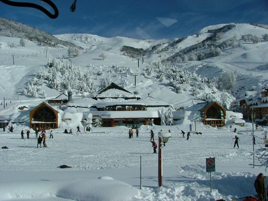 El grupo Vía Bariloche, de la familia Trappa, para a operar 3 complejos: el del cerro Catedral; La Hoya, en Chubut y ahora Chapelco, en San Martín de los Andes, provincia de Neuquén. El grupo Vía Bariloche, de la familia Trappa, para a operar 3 complejos: el del cerro Catedral; La Hoya, en Chubut y ahora Chapelco, en San Martín de los Andes, provincia de Neuquén. 