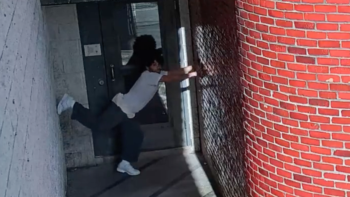 El director interino de la prisión del condado de Chester, Howard Holland, publicó un video de la fuga de Cavalcante de la prisión durante una conferencia de prensa el miércoles, que muestra al cangrejo asesino convicto caminando por una pared El director interino de la prisión del condado de Chester, Howard Holland, publicó un video de la fuga de Cavalcante de la prisión durante una conferencia de prensa el miércoles, que muestra al cangrejo asesino convicto caminando por una pared