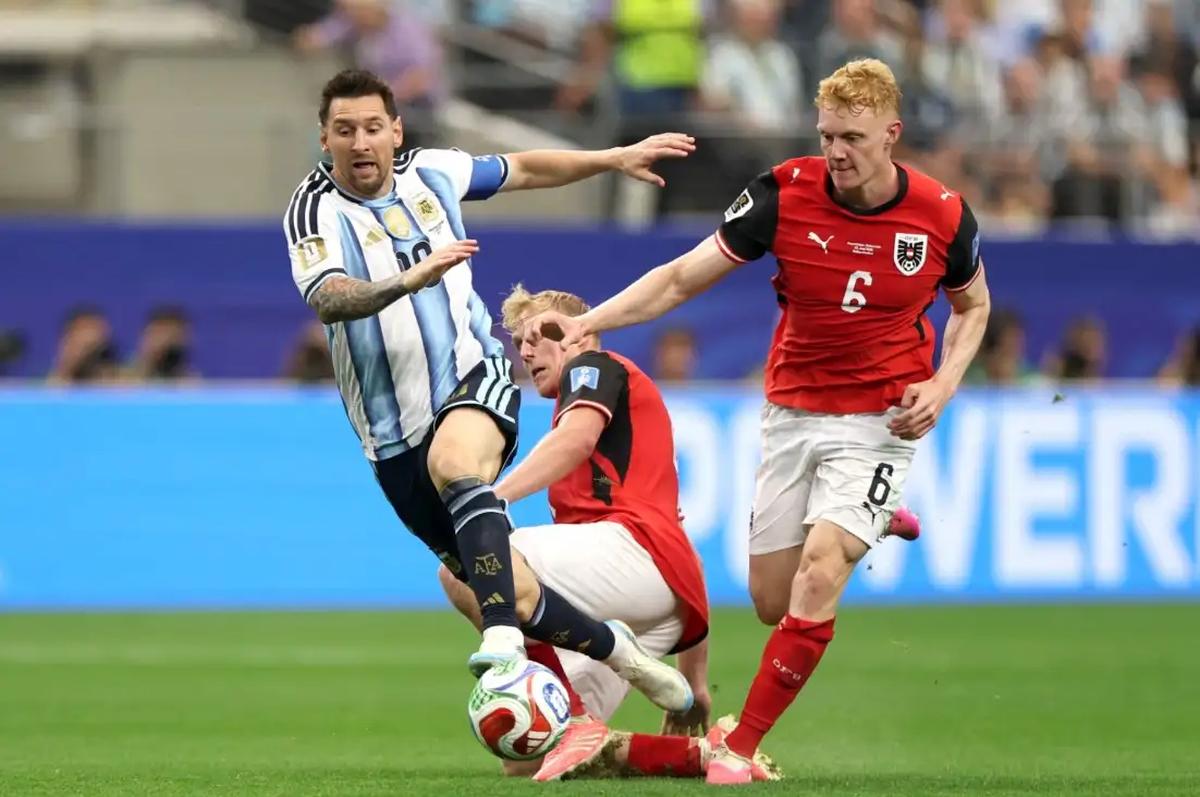 Gran Hermano habilitó a los participantes a ver Argentina-Austria, pero un comentario durante el penal fallado de Messi quedó opacado por el doblete histórico que lo convirtió en récord absoluto mundialista. Foto: AFP Gran Hermano habilitó a los participantes a ver Argentina-Austria, pero un comentario durante el penal fallado de Messi quedó opacado por el doblete histórico que lo convirtió en récord absoluto mundialista. Foto: AFP