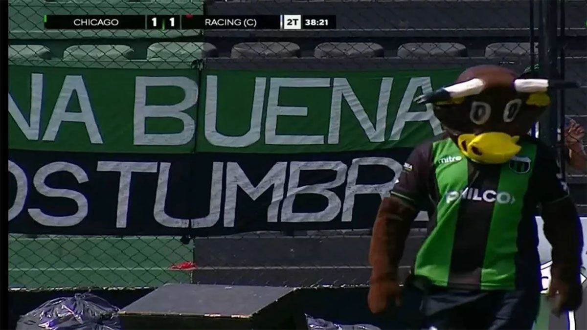 El Torneo de la Primera Nacional fue testigo de un bochorno que protagonizó la mascota de Nueva Chicago y el arquero de Racing de Córdoba. El Torneo de la Primera Nacional fue testigo de un bochorno que protagonizó la mascota de Nueva Chicago y el arquero de Racing de Córdoba.