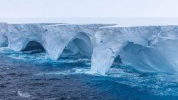 El iceberg más grande del mundo comenzó su deshielo hacia el Atlántico Sur.