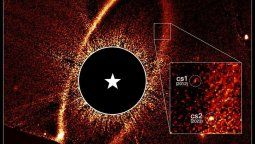 Así se ve la colisión de asteroides con una estrella, el descubrimiento reciente que emociona a la NASA. Específicamente muestra el anillo de escombros y las nubes de polvo cs1 y cs2 alrededor de la estrella Fomalhaut / Imagen: NASA, ESA, Paul Kalas (UC Berkeley); Procesamiento de imágenes: Joseph DePasquale (STScI) Así se ve la colisión de asteroides con una estrella, el descubrimiento reciente que emociona a la NASA. Específicamente muestra el anillo de escombros y las nubes de polvo cs1 y cs2 alrededor de la estrella Fomalhaut / Imagen: NASA, ESA, Paul Kalas (UC Berkeley); Procesamiento de imágenes: Joseph DePasquale (STScI)