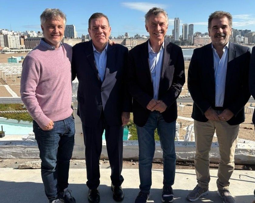 Mauricio Macri en Mar del Plata, junto a Montenegro, Ritondo y De Andreis (este último compartió la foto en X).