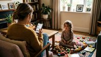 El uso del celular por parte de los padres puede interrumpir momentos de interacción importantes para el desarrollo de los hijos.