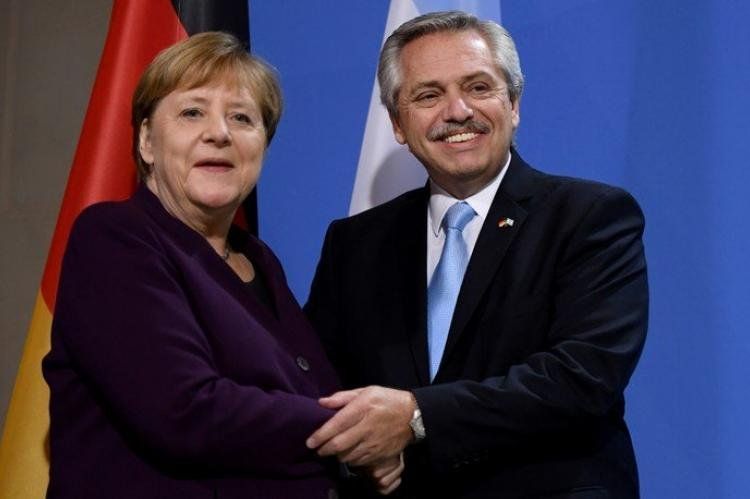 Alberto consumó su reunión con Ángela Merkel, en Berlín.