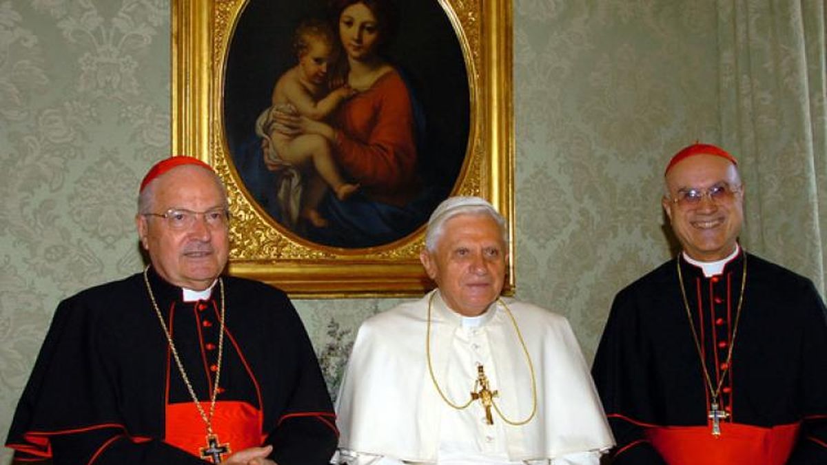 Bertone vs. Sodano: Anticiparían la elección del nuevo Papa