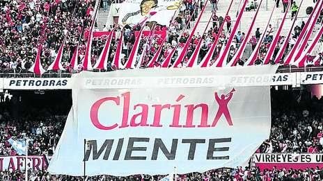 La pancarta Clarín Miente que tuvieron que retirar los Borrachos del Tablón.