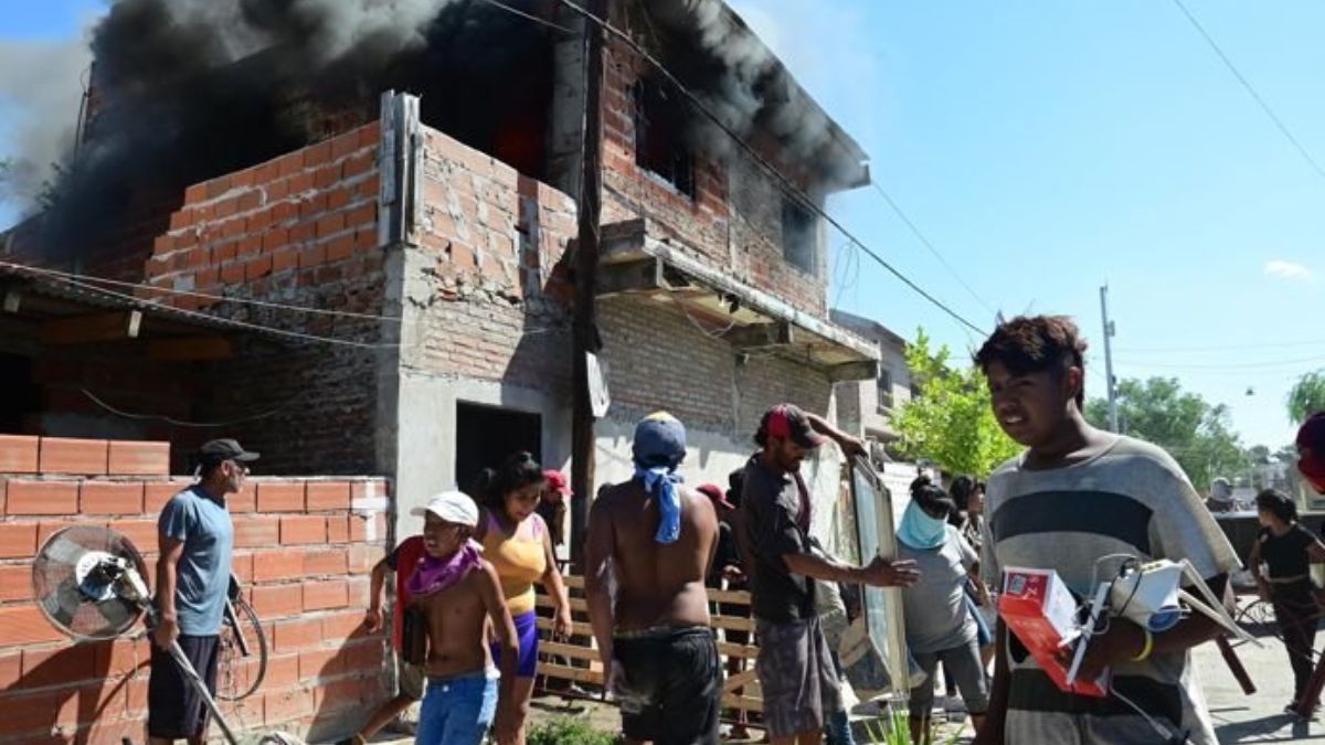Vecinos de Rosario quemaron la casa de uno de los narcos responsables de la muerte del nene de 11 años (Foto: Telepresan)