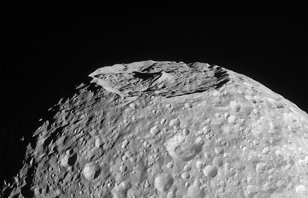 Cráter Rheasilvia. Cráter Rheasilvia.