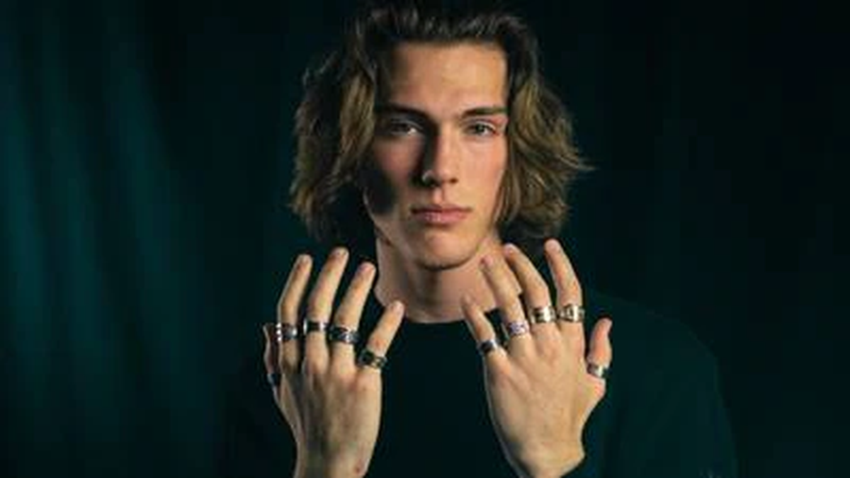 Pierce exhibiendo sus anillos.