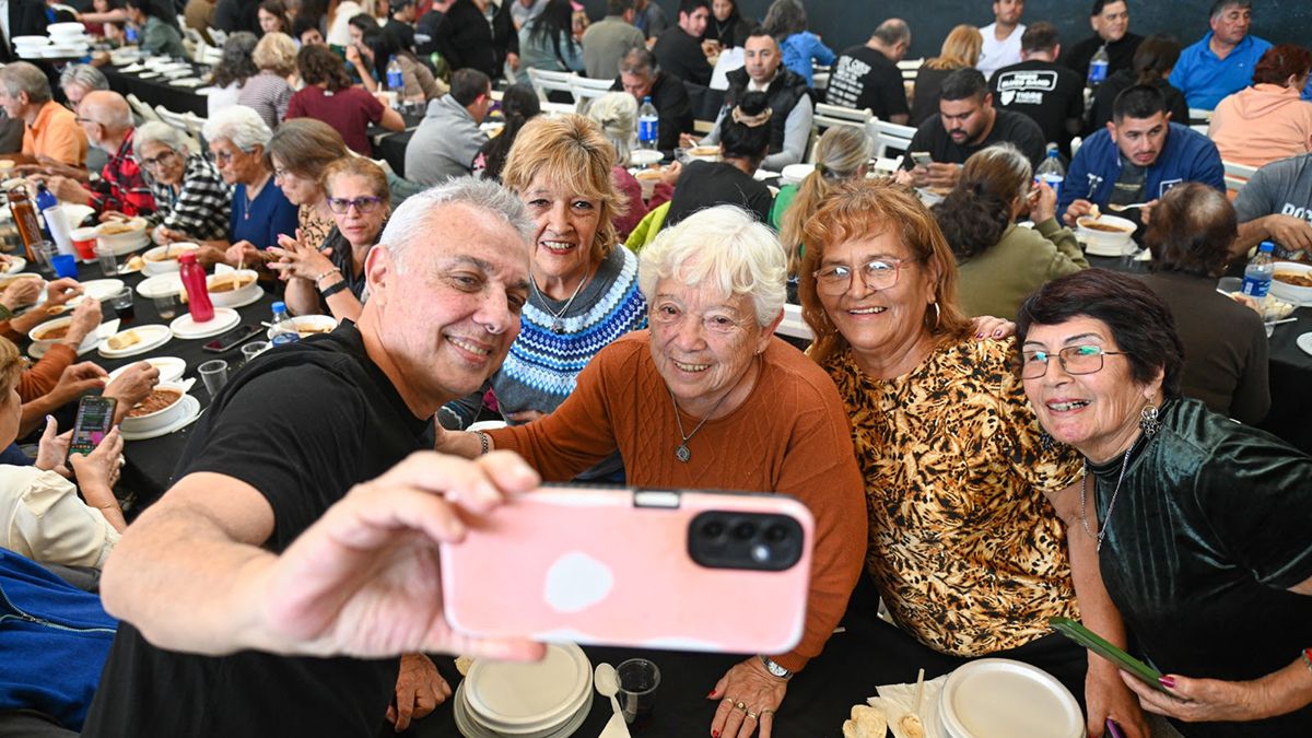 El intendente de Tigre, Julio Zamora, encabezó un acto por el Día del Trabajador y se metió en la interna del PJ, pidió: “Que vote y elija a sus dirigentes”. El intendente de Tigre, Julio Zamora, encabezó un acto por el Día del Trabajador y se metió en la interna del PJ, pidió: “Que vote y elija a sus dirigentes”.