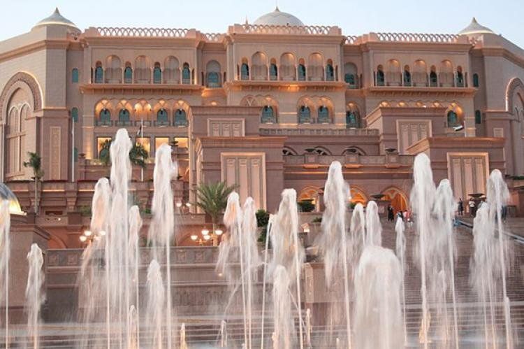 Imagen del Emirates Palace, de Abu Dhabi, de día.