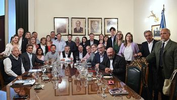 Foto de unidad de los senadores de Juntos por el Cambio tras la reunión donde se ratificó la unidad de la bancada. Foto de unidad de los senadores de Juntos por el Cambio tras la reunión donde se ratificó la unidad de la bancada.