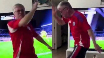 Unhincha de Chile lloró tras la caída ante Argentina 3-0 por las Eliminatorias parael Mundial 2026 y se viralizó en las redes sociales. Unhincha de Chile lloró tras la caída ante Argentina 3-0 por las Eliminatorias parael Mundial 2026 y se viralizó en las redes sociales.