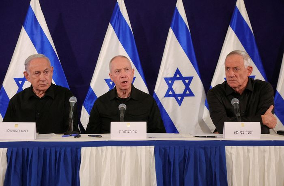 Miembros del gabinete de guerra de Israel, desde la izquierda: el Primer Ministro Benjamín Netanyahu, el Ministro de Defensa Yoav Gallant y Benny Gantz. FOTO: PISCINA/REUTERS Miembros del gabinete de guerra de Israel, desde la izquierda: el Primer Ministro Benjamín Netanyahu, el Ministro de Defensa Yoav Gallant y Benny Gantz. FOTO: PISCINA/REUTERS