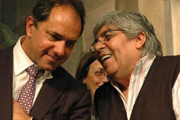 Hugo Moyano y Daniel Scioli: Asado, fútbol y política.-