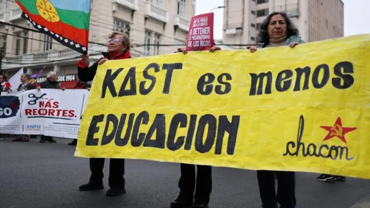Ciudadanos se manifestaron este lunes en las afueras del Congreso en Valparaíso durante ajustes anunciados por Kast. Foto: EFE Ciudadanos se manifestaron este lunes en las afueras del Congreso en Valparaíso durante ajustes anunciados por Kast. Foto: EFE