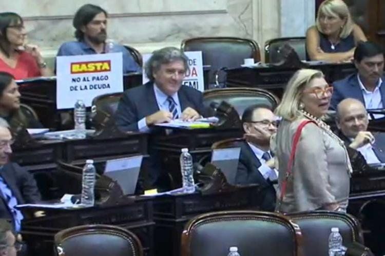 Carrió se paró y fue hasta el escaño de Ramón, mientras el diputado cuestionaba al macrismo -y a la propia Lilita- por el terrible endeudamiento.