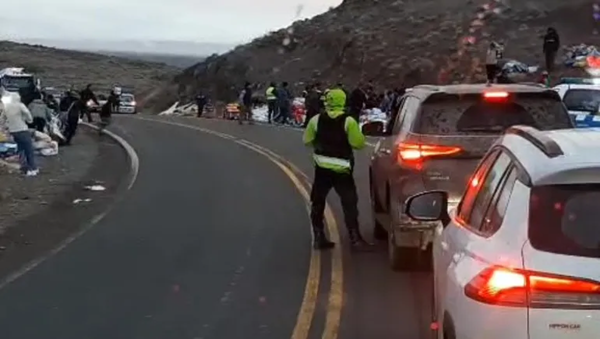 Mientras la Policía trabajaba en el lugar y mantenía interrumpido el tránsito, muchas personas se acercaron hasta el vehículo accidentado y comenzaron a llevarse la mercadería que había quedado desparramada a un costado de la ruta. Foto tomada de LMNeuquén. Mientras la Policía trabajaba en el lugar y mantenía interrumpido el tránsito, muchas personas se acercaron hasta el vehículo accidentado y comenzaron a llevarse la mercadería que había quedado desparramada a un costado de la ruta. Foto tomada de LMNeuquén.