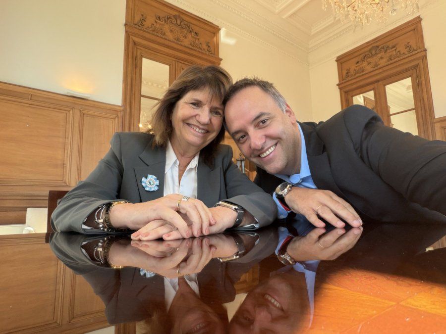 Patricia Bullrich y Manuel Adorni, dos figuras del oficialismo que quedaron cruzadas por la interna libertaria. La senadora pidió explicaciones rápidas por el patrimonio del jefe de Gabinete y el karinismo leyó el gesto como una señal de autonomía política. Patricia Bullrich y Manuel Adorni, dos figuras del oficialismo que quedaron cruzadas por la interna libertaria. La senadora pidió explicaciones rápidas por el patrimonio del jefe de Gabinete y el karinismo leyó el gesto como una señal de autonomía política.