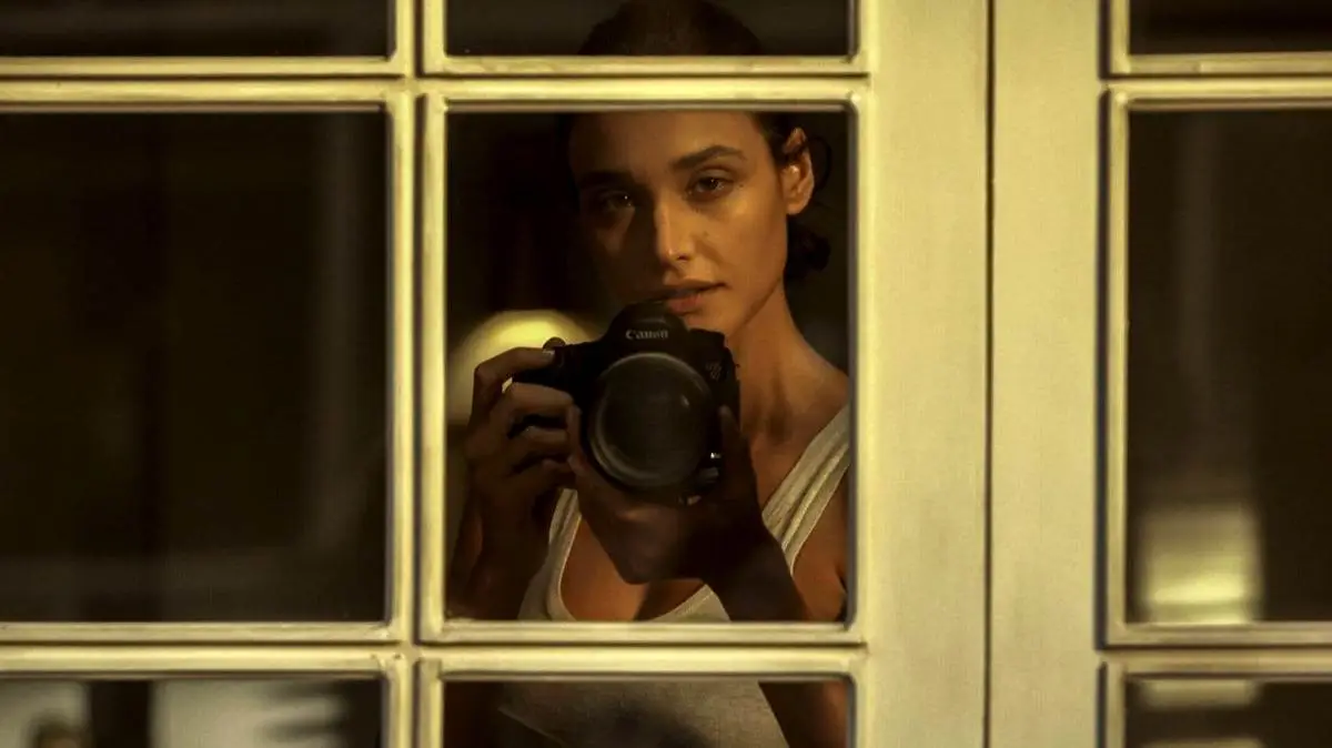 "Mirada indiscreta" cuenta la historia de Miranda, una talentosa hacker con un erótico pasatiempo: el voyeurismo. Pronto, se mete en una investigación peligrosa después de que su vecina es secuestrada. "Mirada indiscreta" cuenta la historia de Miranda, una talentosa hacker con un erótico pasatiempo: el voyeurismo. Pronto, se mete en una investigación peligrosa después de que su vecina es secuestrada.