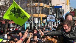 Javier Milei en caravana por Merlo y Ramos Mejía