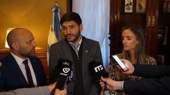 La comisión revisadora de Maximiliano Pullaro detectó 50 nombramientos irregulares más y decidió su despido, esta vez de Aguas Santafesinas. La comisión revisadora de Maximiliano Pullaro detectó 50 nombramientos irregulares más y decidió su despido, esta vez de Aguas Santafesinas.