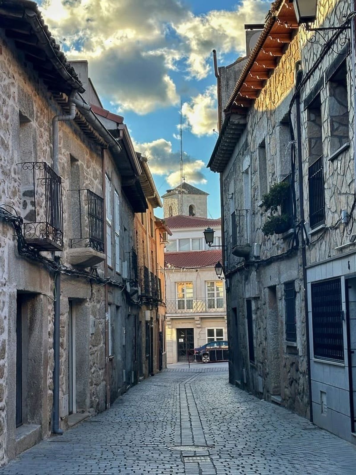 Una calle del casco urbano de Cadalso de los Vidrios, a poco más de una hora de Madrid y fuera del radar inmobiliario de la capital. Una calle del casco urbano de Cadalso de los Vidrios, a poco más de una hora de Madrid y fuera del radar inmobiliario de la capital.